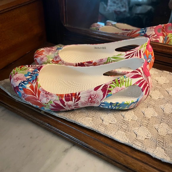 CROCS Classic Kadee Tropical Print Graphic Ballet Flats Colorful White Wms Sz 5 - Picture 4 of 7